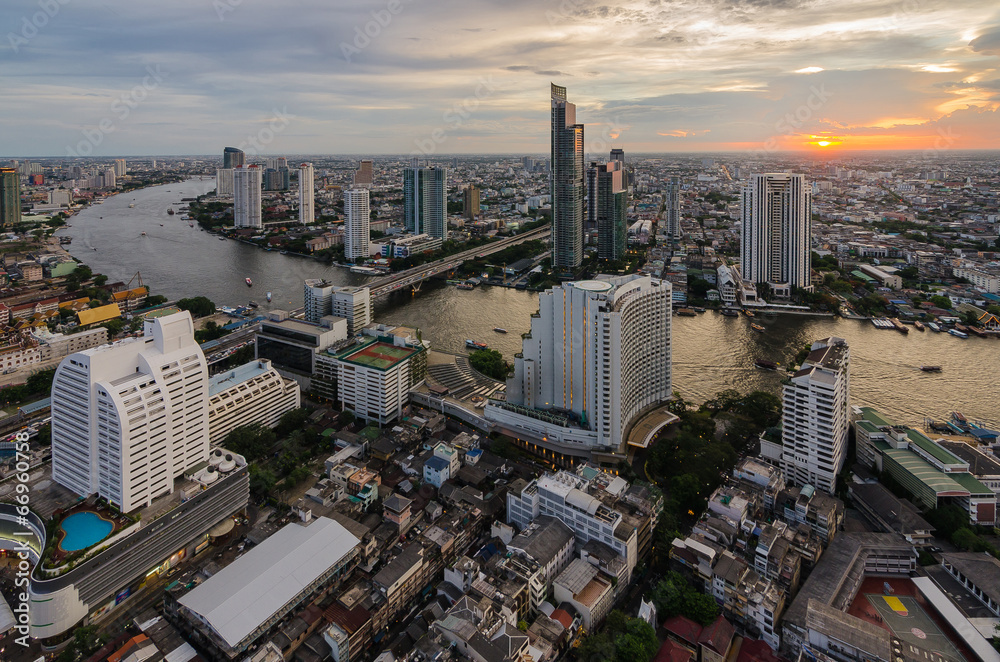 曼谷城市景观和Chaophraya河