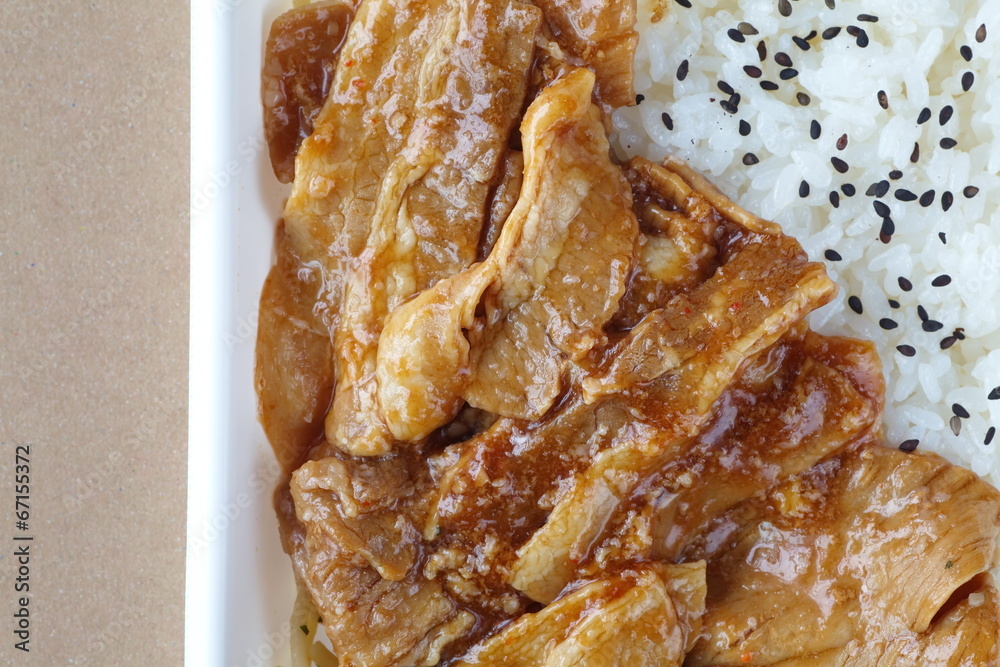 日式快餐烤肉配白饭