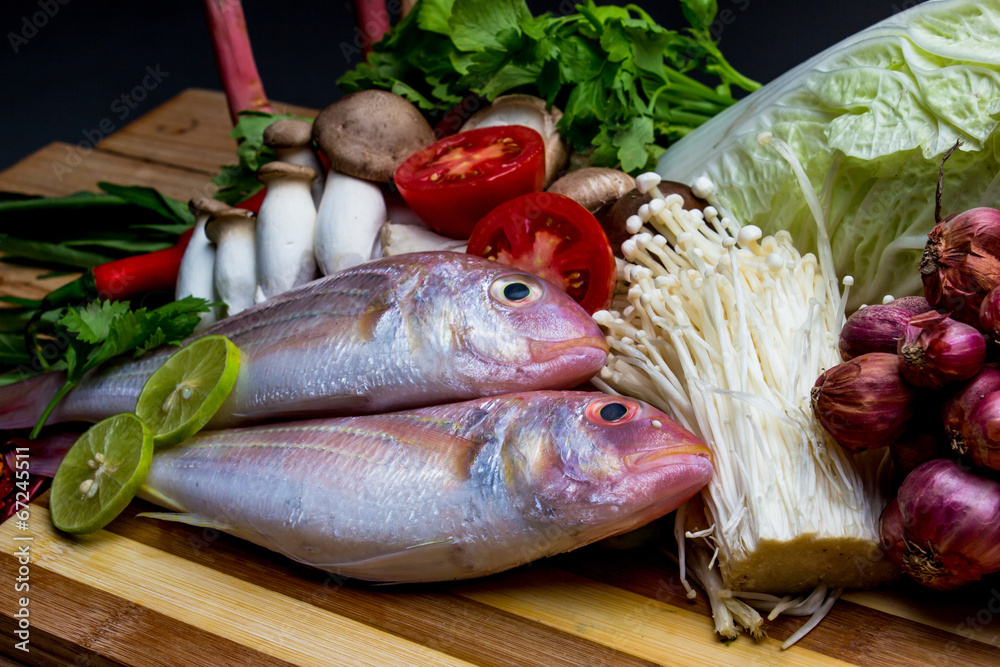 汤百胜泰国辣食品的鱼类和配料。
