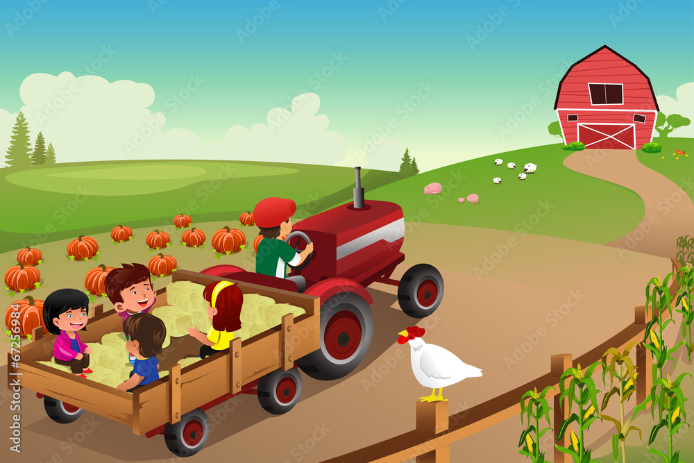秋季，孩子们在农场的干草车上