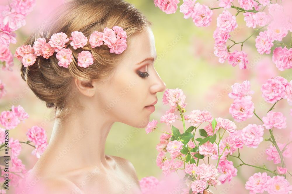 头发上开着粉色花朵的年轻美女