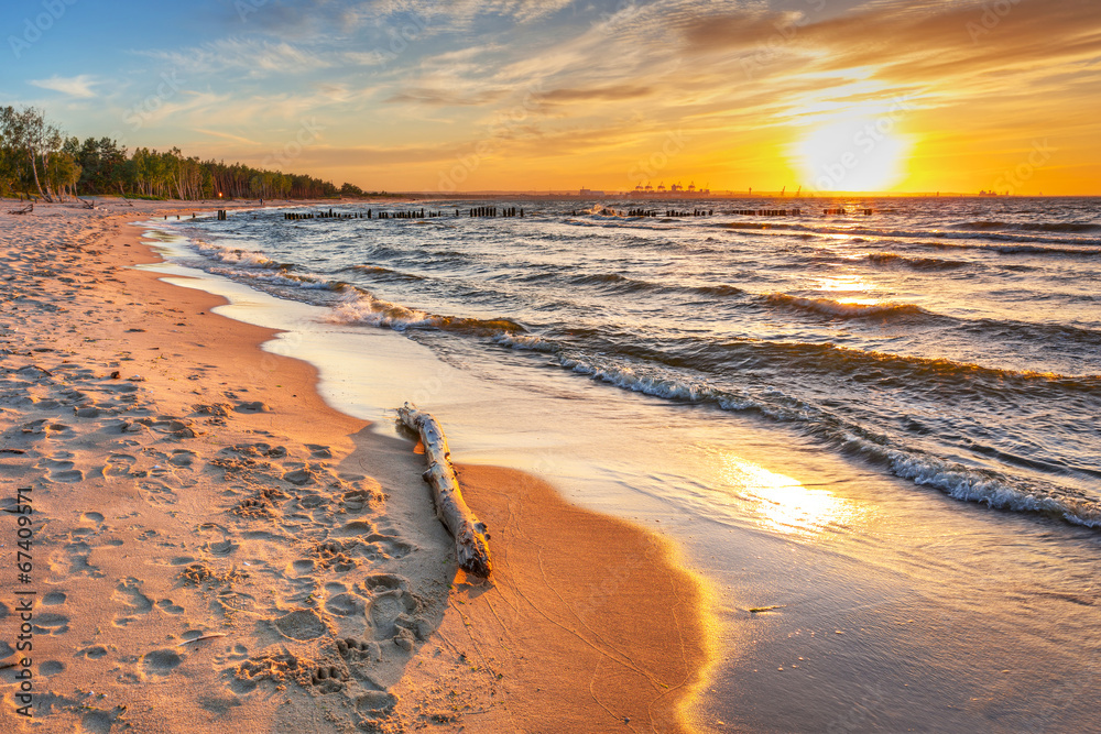 波兰波罗的海海滩上的日落