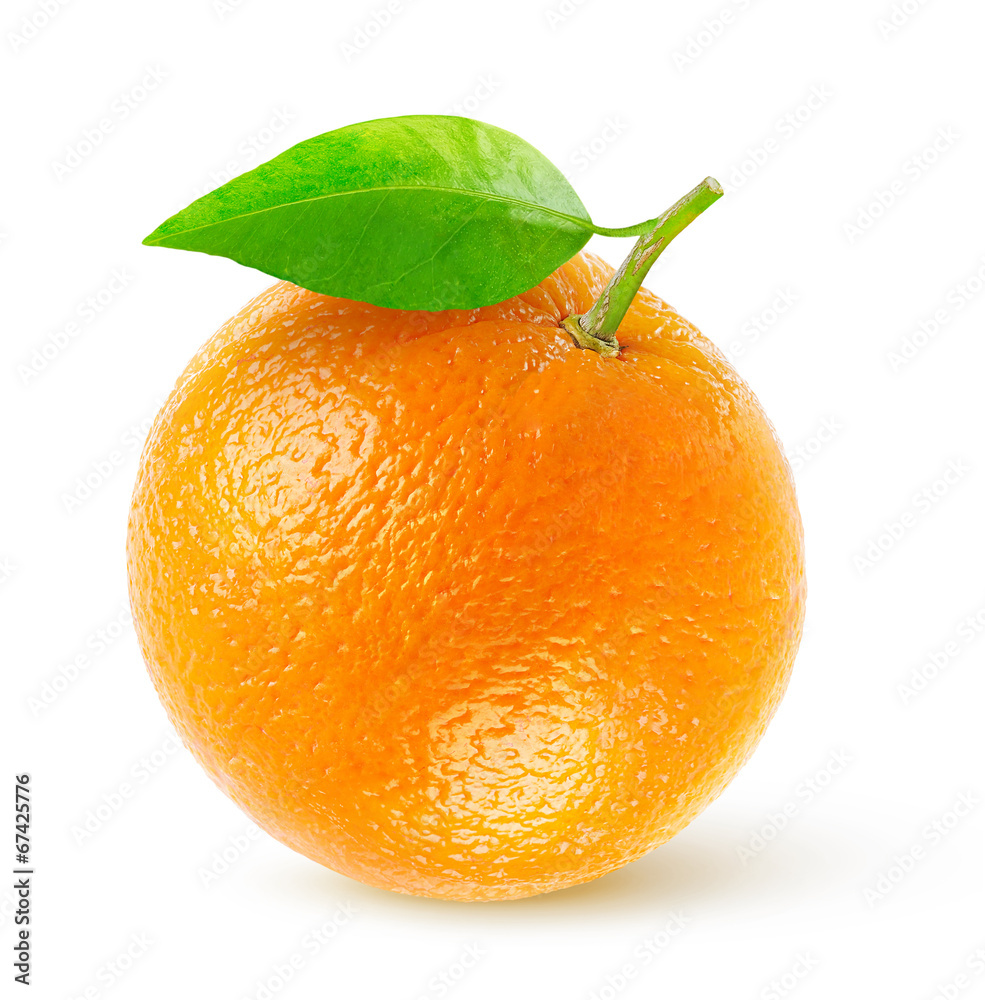 孤立的橙色。一种白色背景上有叶子的新鲜橙色水果
