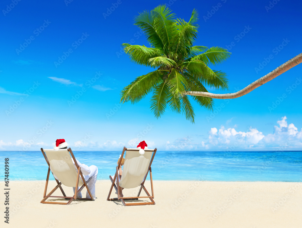 阳光明媚的一对情侣在海滩放松