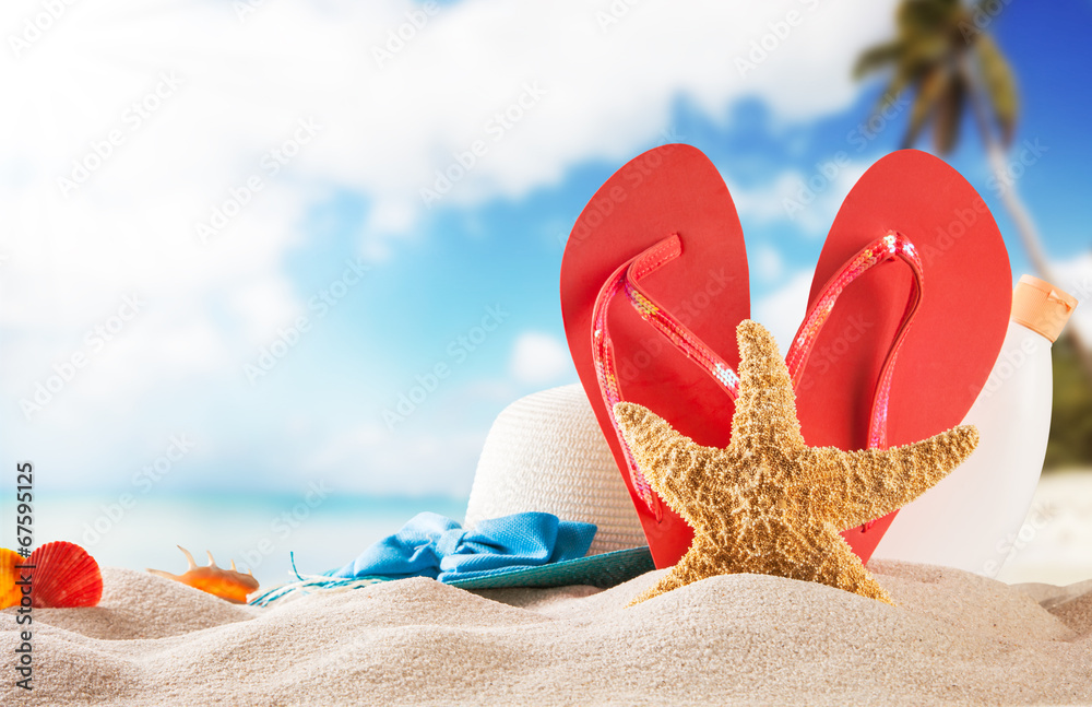 带红色凉鞋和贝壳的夏日海滩