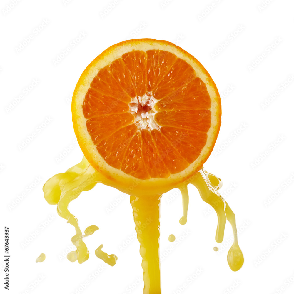 橙汁溅在白色背景上