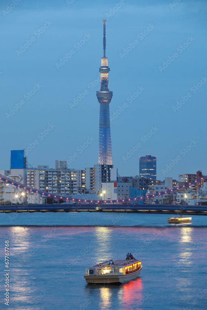黄昏时东京天空树和隅田河的景色