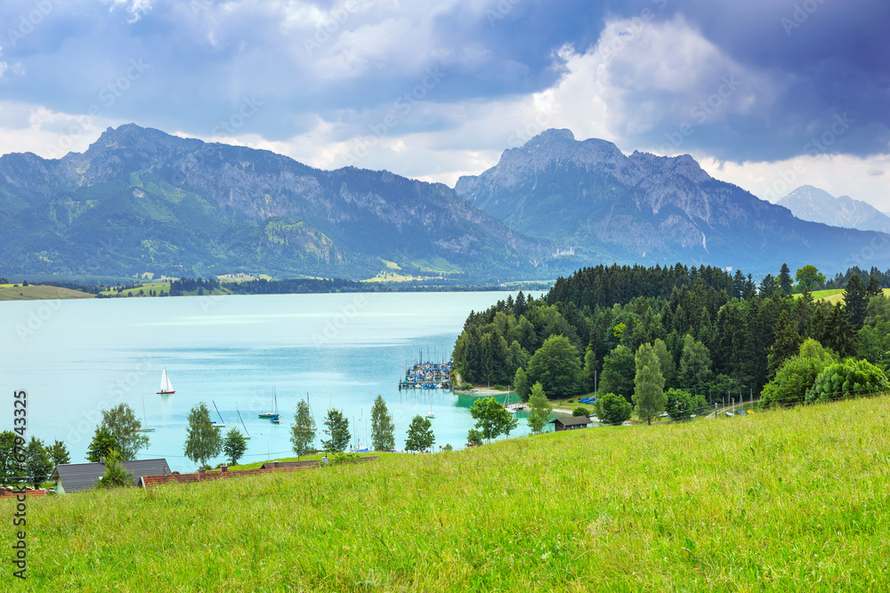 德国巴伐利亚阿尔卑斯山的Forggensee湖