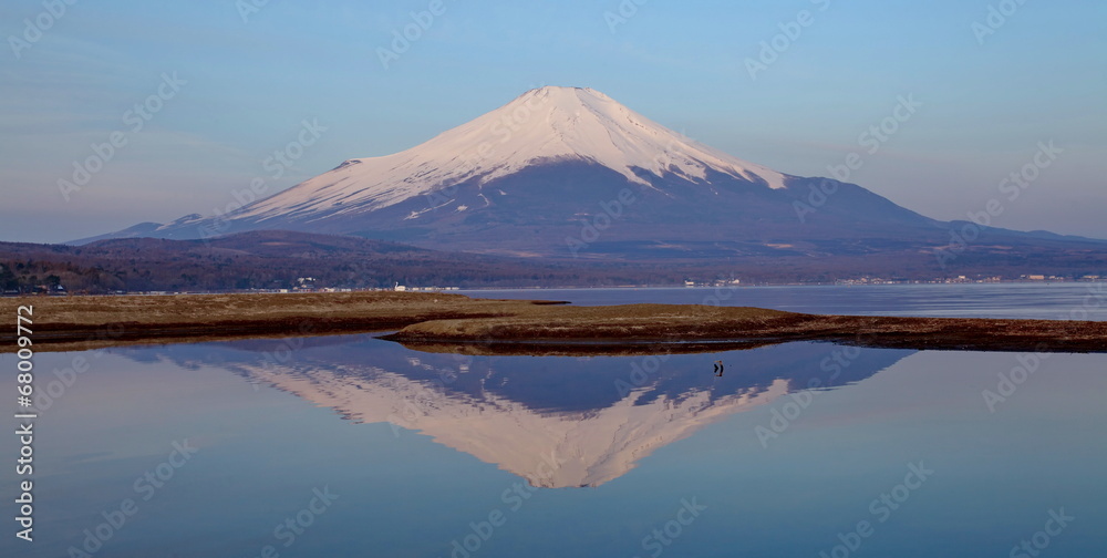 早晨的富士山与山那角湖的倒影