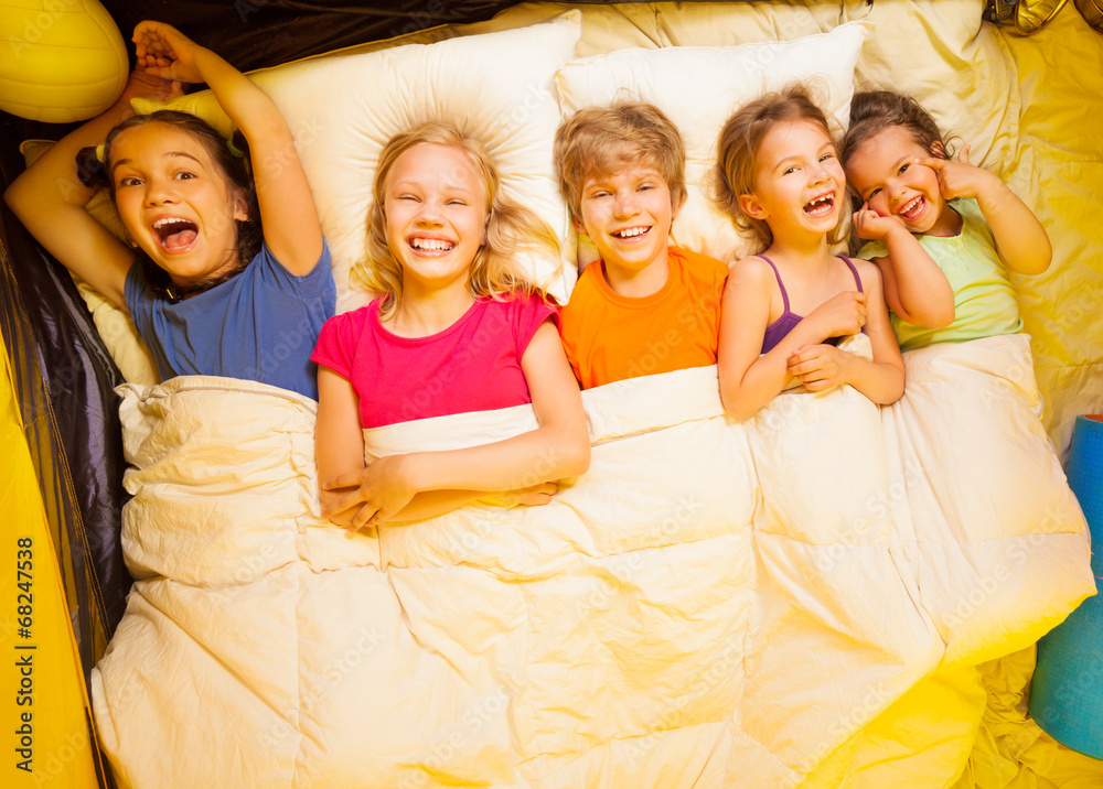 五个孩子躺在毯子下
