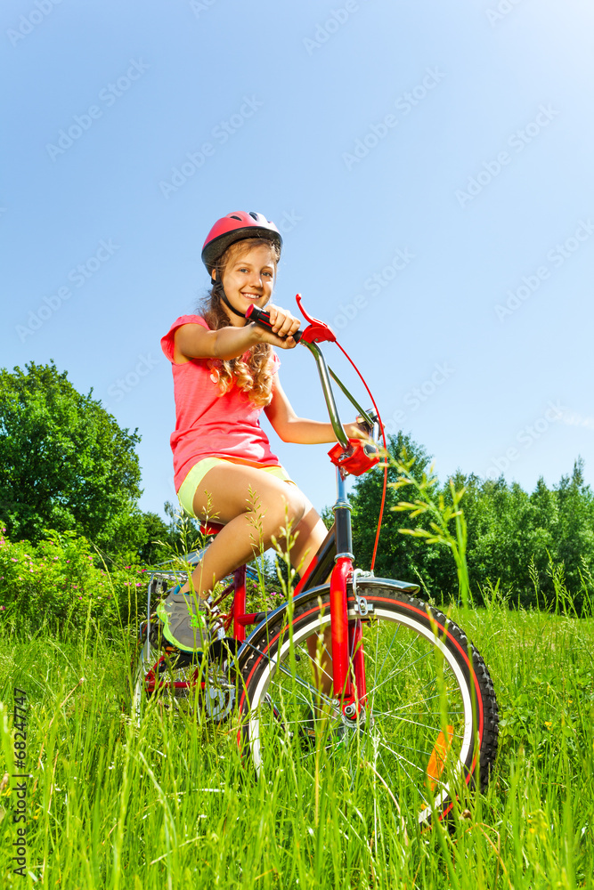 骑自行车的漂亮少女