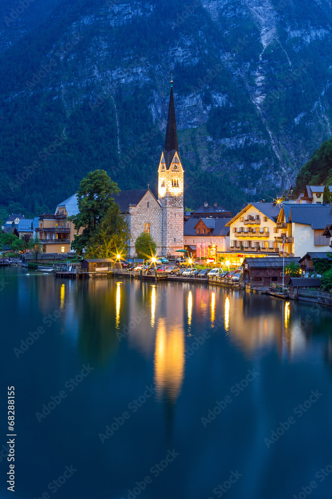 奥地利阿尔卑斯山黄昏时的哈尔斯塔特村