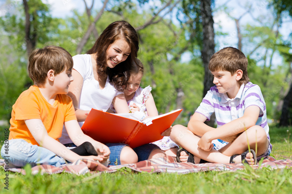 老师在暑期公园给孩子们读书