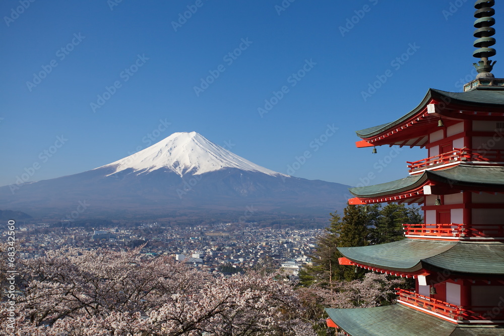 从山梨县川口子的chureito宝塔看春天的富士山