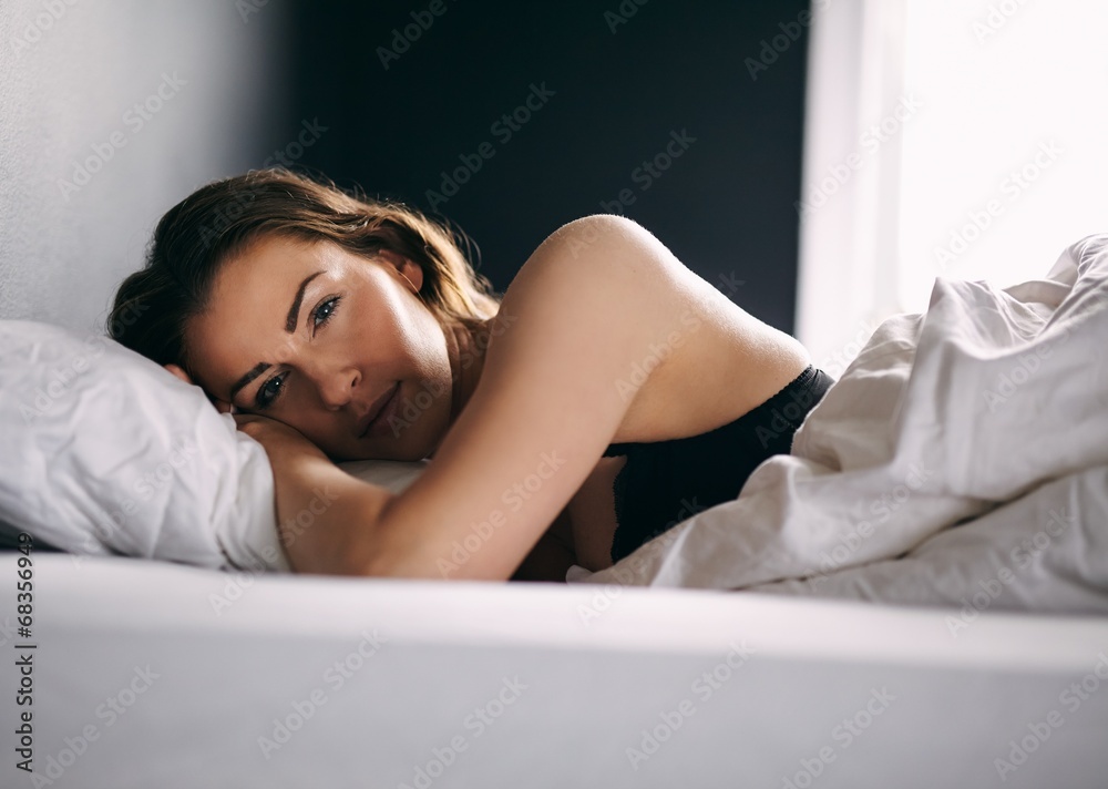 躺在床上做白日梦的年轻女人