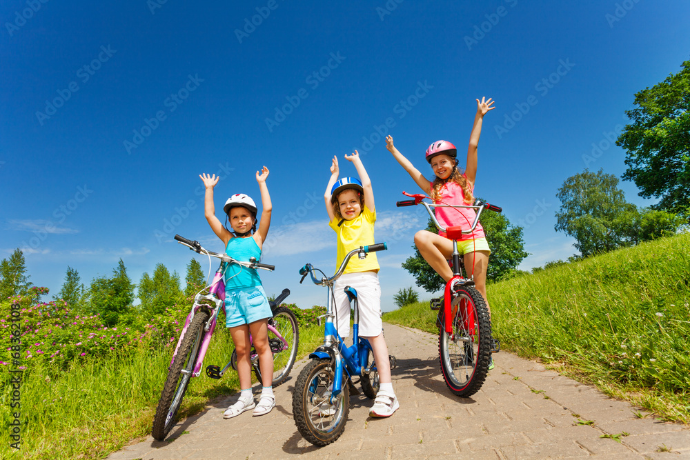 外面骑自行车的三个小女孩