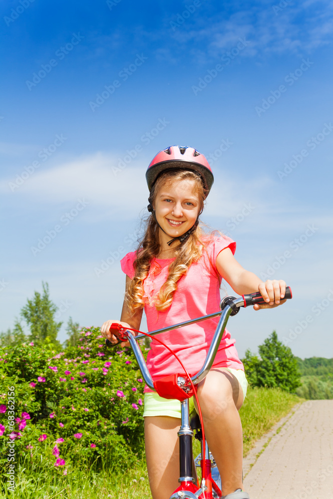 青少年女孩骑自行车