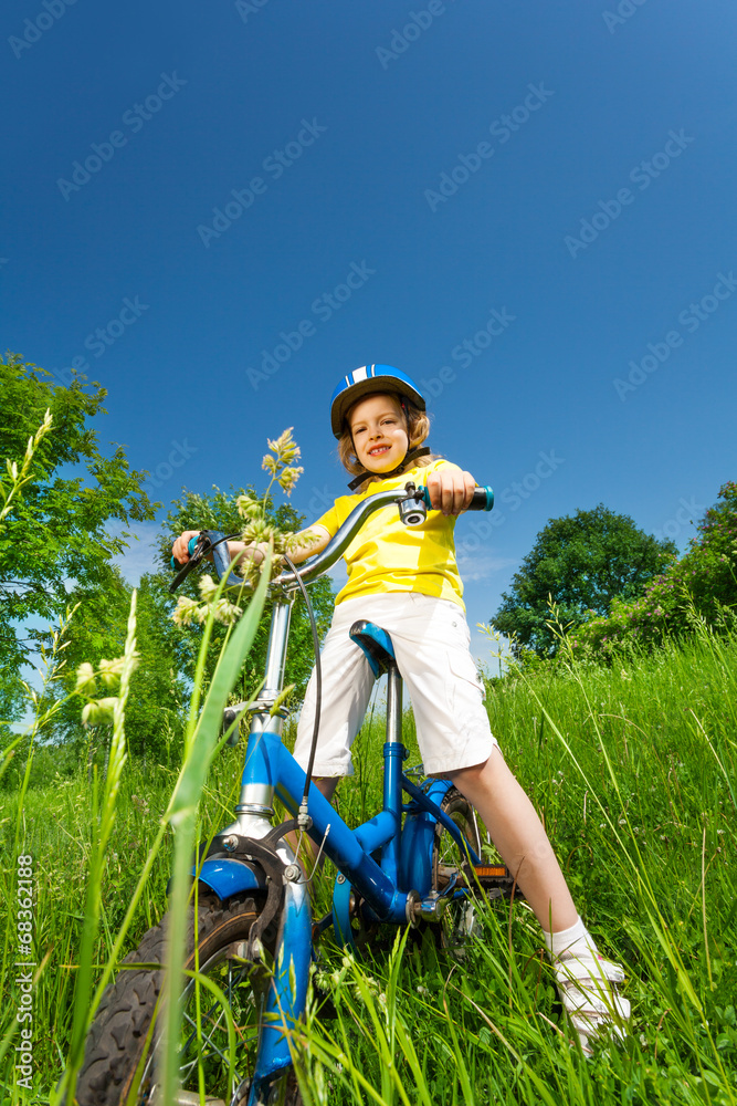 骑自行车的黄衬衫小女孩