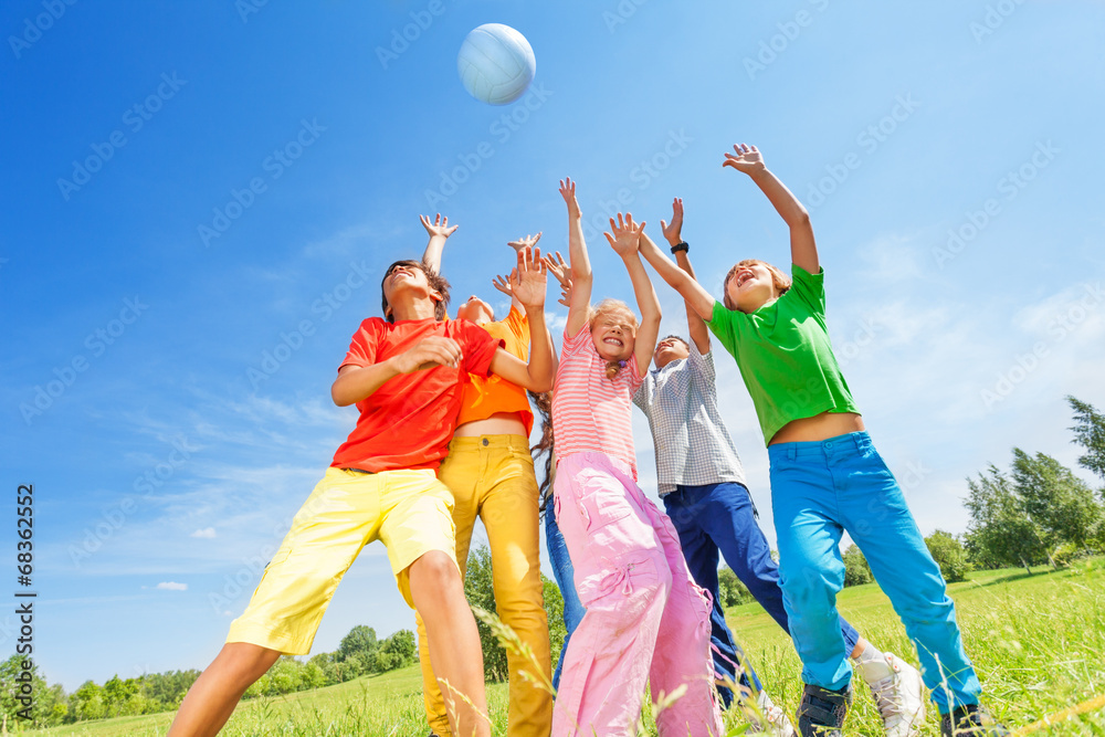 快乐的孩子们打球和接球