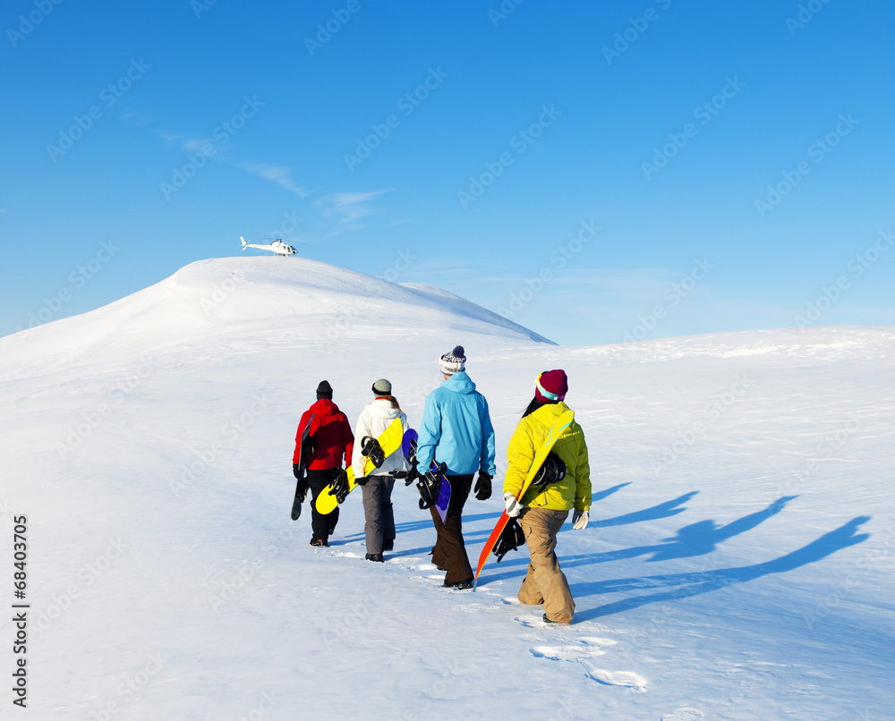 一群滑雪爱好者享受美丽的冬日早晨