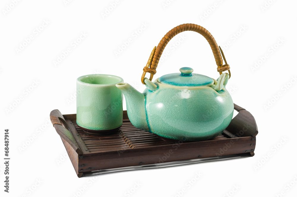 木制三角架上的中国绿色茶壶和茶杯