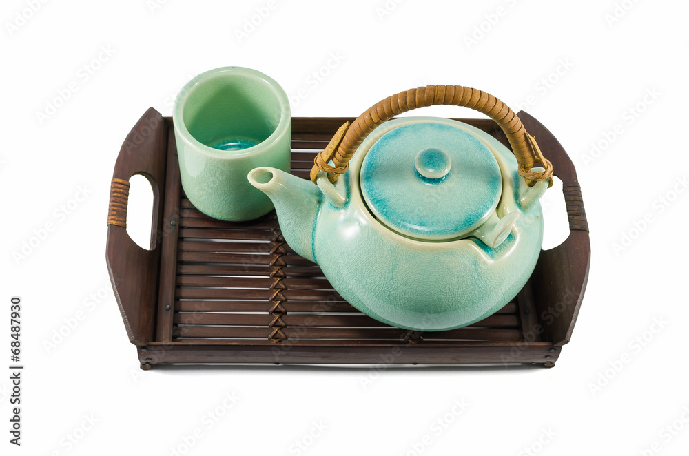 木质三角架上的中国绿色茶壶和茶杯被隔离
