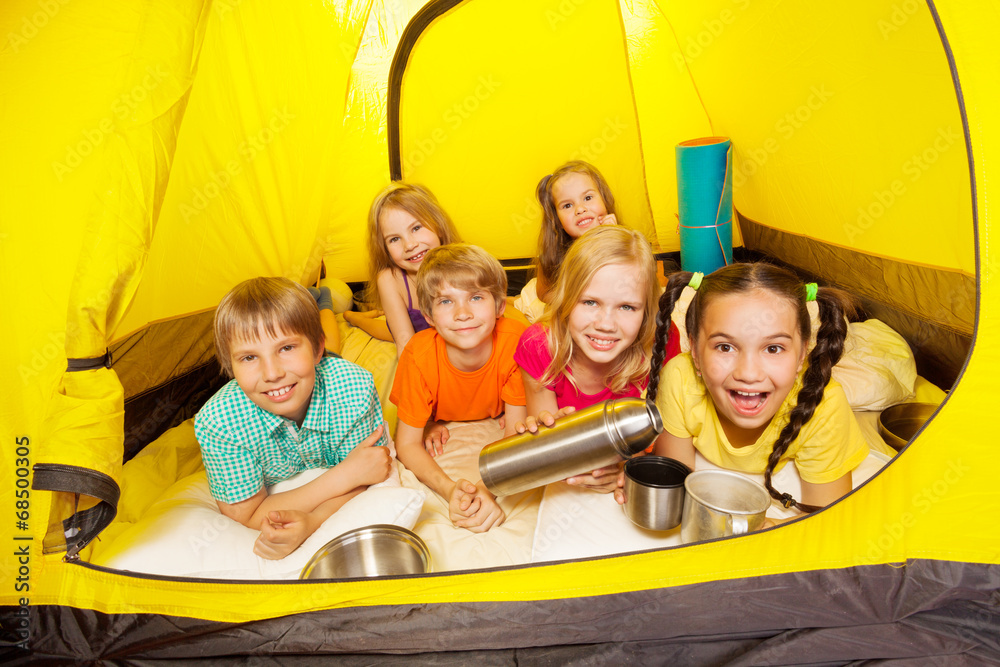 六个有趣的孩子躺在帐篷里