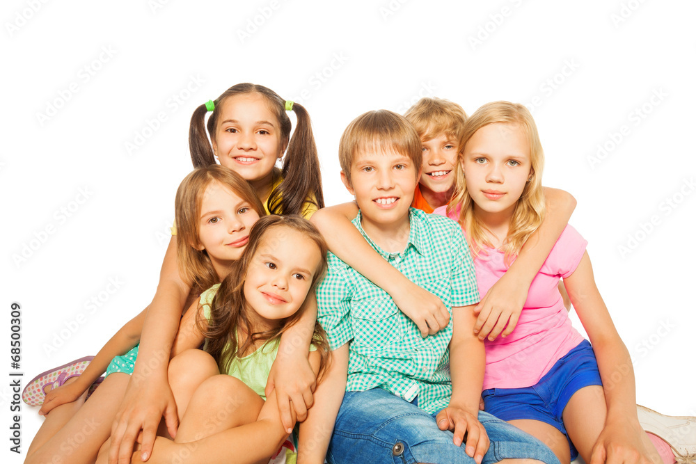 六个微笑的孩子坐在一起