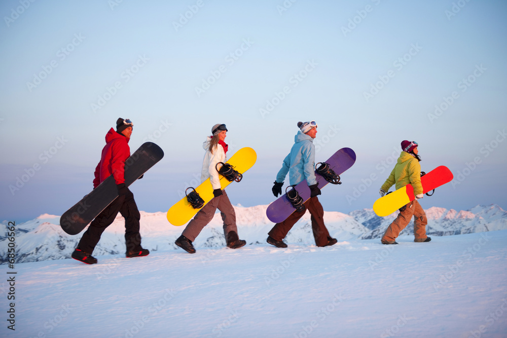 山顶上的一群单板滑雪运动员