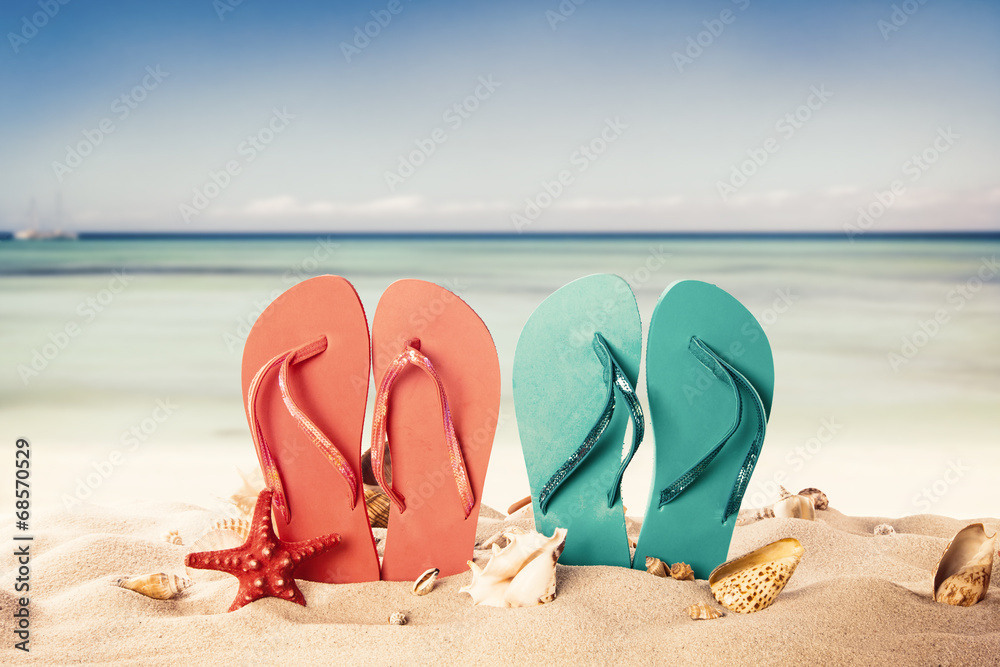 带彩色凉鞋和贝壳的夏日海滩