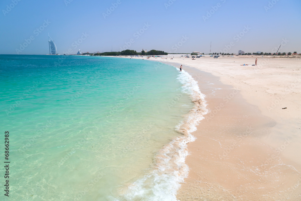 阿联酋迪拜碧绿海水的公共海滩