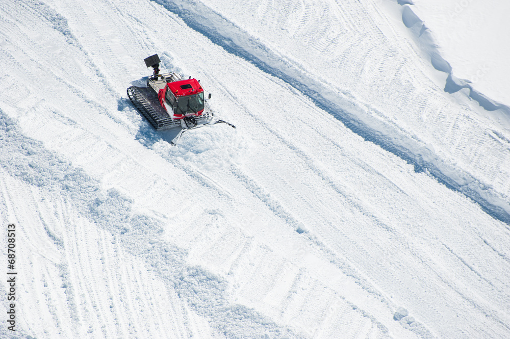 一名田径运动员在雪地上为滑雪做准备