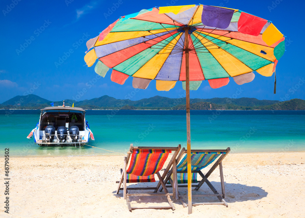 泰国甲米koh Khai岛上的沙滩椅