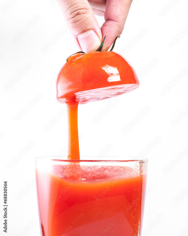 新鲜番茄汁倒入玻璃杯