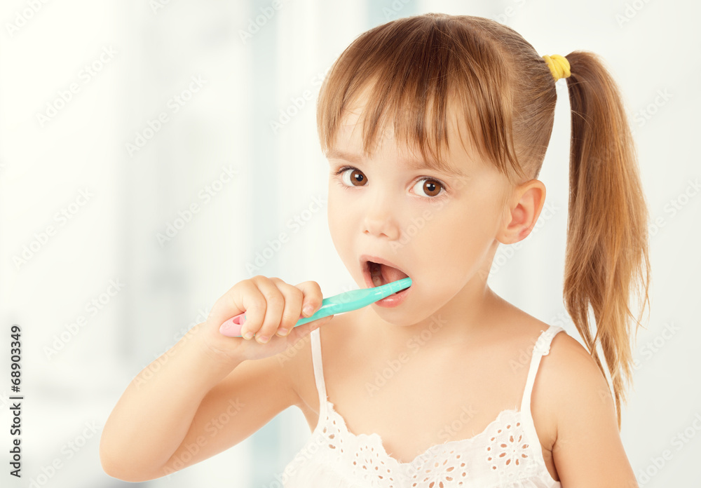 快乐的小女孩刷牙