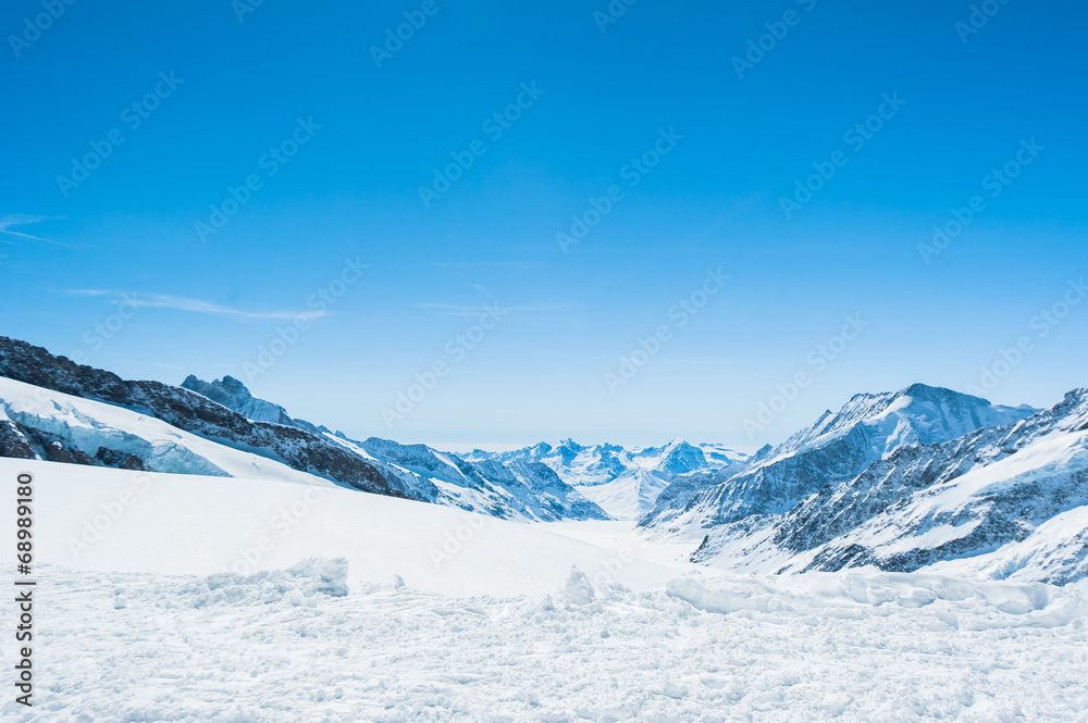 少女峰地区的蓝天雪山景观