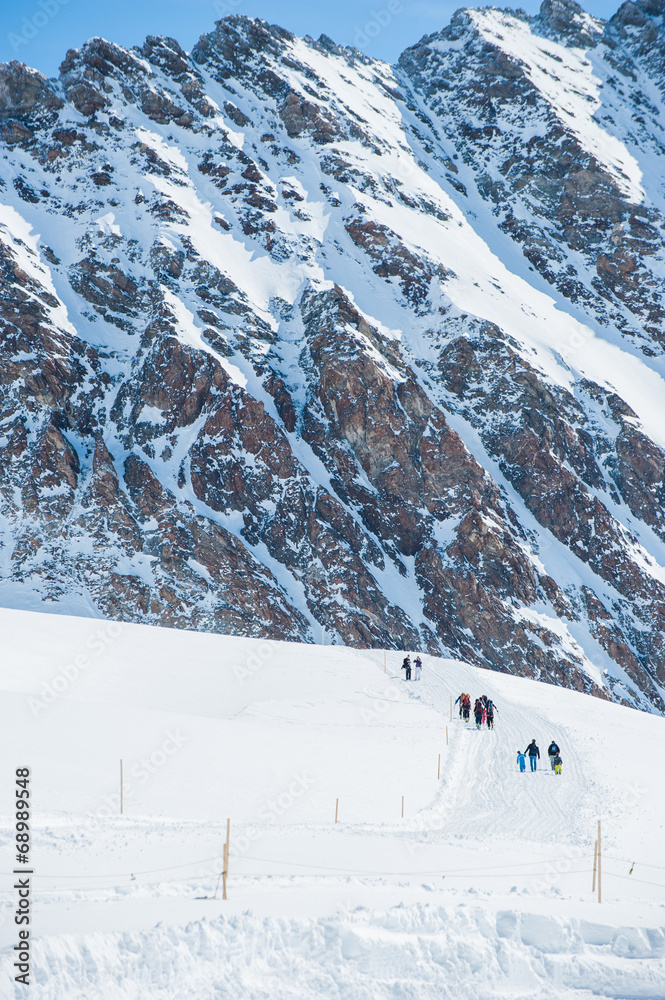 人们走向滑雪道的雪山景观