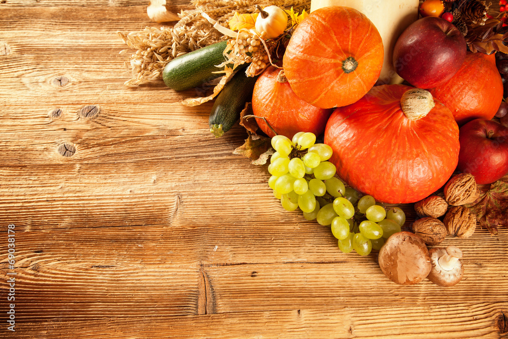 秋天收获的木头上的水果和蔬菜