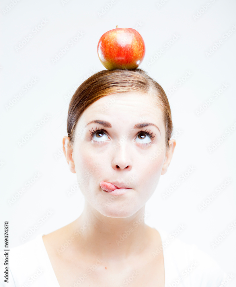 头上戴着红苹果的女人