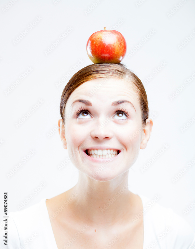 头上戴着红苹果的女人
