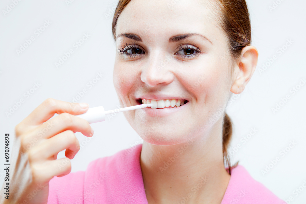 牙齿美白，女人拿刷子