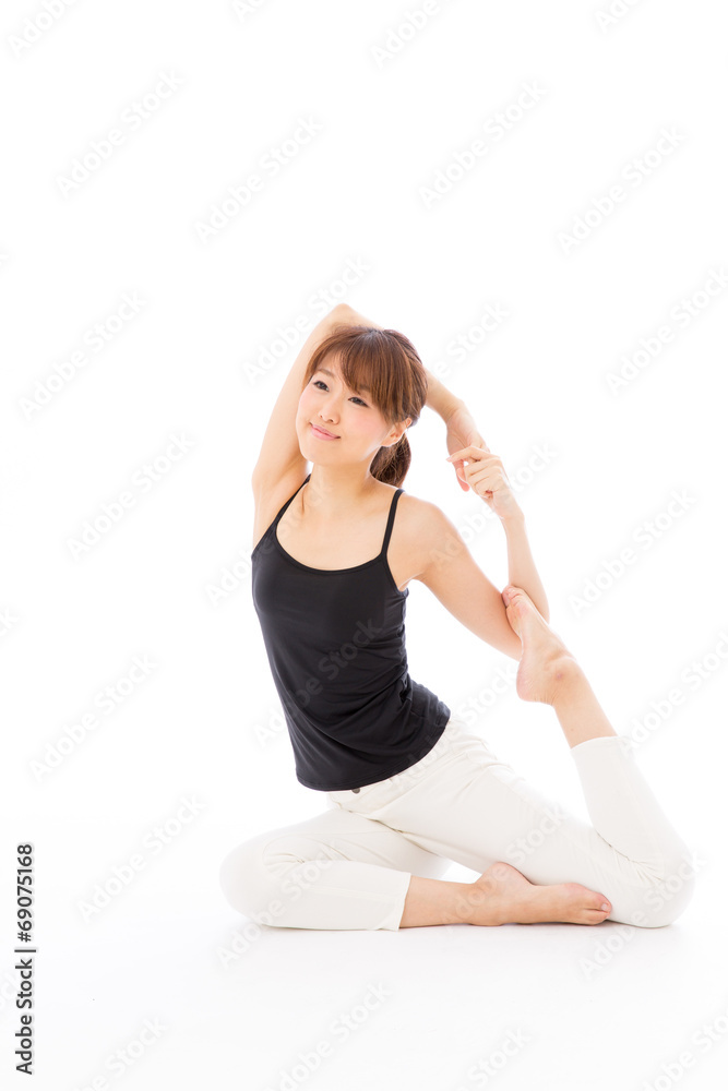 年轻的亚洲女性在白色背景下锻炼的形象