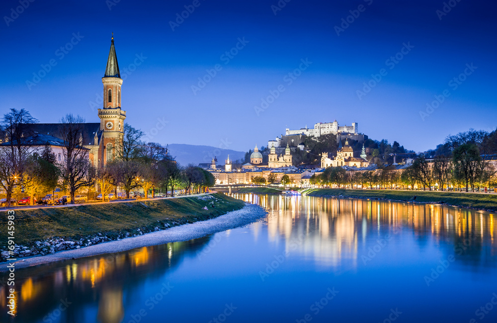 奥地利蓝色时刻的萨尔茨堡历史小镇