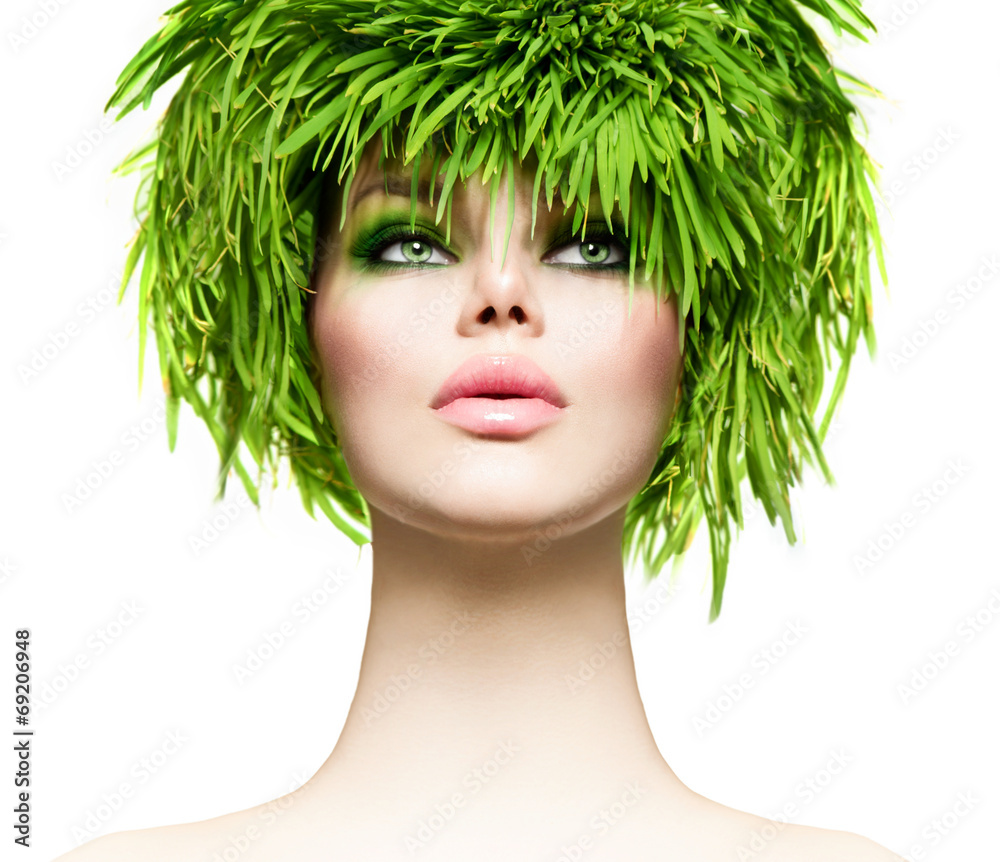 清新绿草头发的美女。自然模特女孩