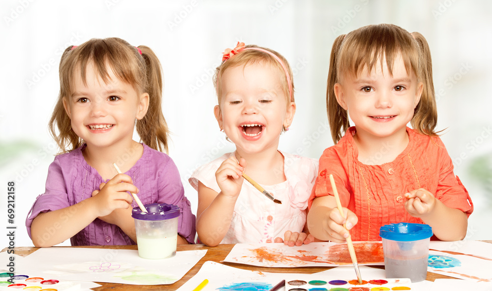 快乐的幼儿园小女孩画画