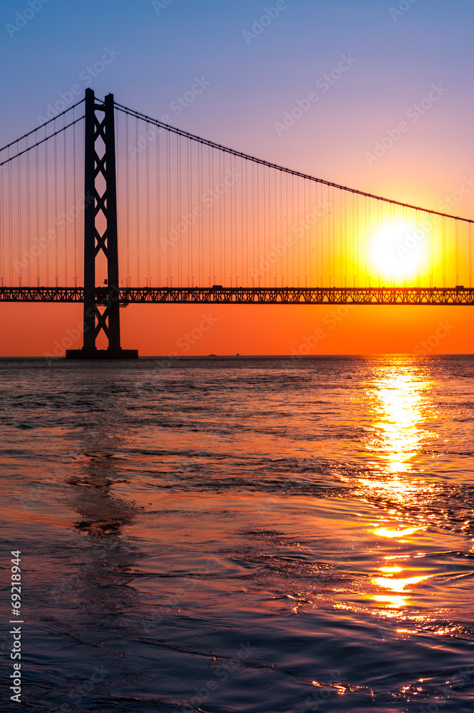 黄昏天空中明石大桥的日落