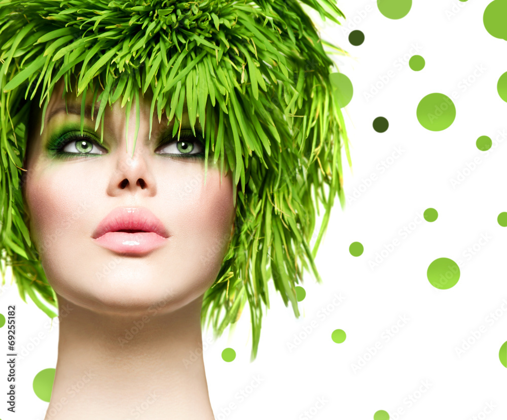清新绿草头发的美女。自然模特女孩