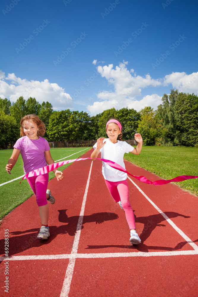 奔跑的女孩们兴奋地试图达到缎带