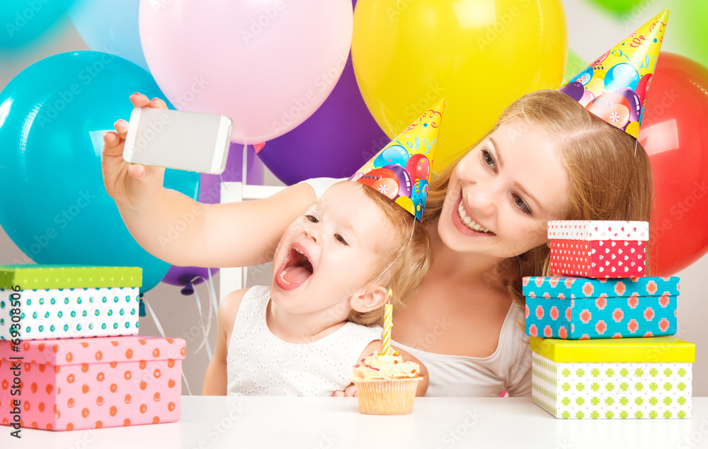 自拍。带气球、蛋糕、礼物的生日孩子