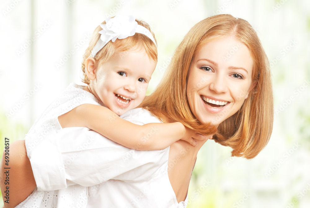 幸福的家庭：母亲和宝贝女儿拥抱大笑